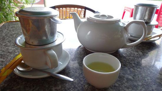 Vietnamesicher Kaffee - da muss man schon eine Weile warten, bis der Kaffee durch das Metallsieb gelaufen ist. Vorsorglich hat man uns vorher noch eine Kanne Tee spendiert