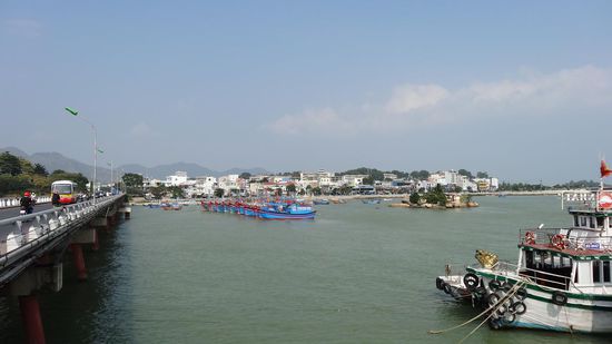 Links im Bild die Xom Bong Bridge