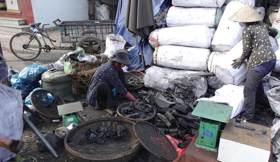 Holzkohle in Säcken geht auch sehr gut, konnten wir feststellen