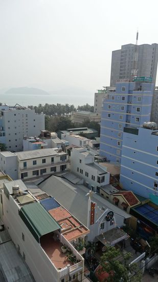 Blick von der Hotelterrasse, 10. Etage, zum Meer. Die kleine Kirche fällt zwischen den vielen Hotelbauten kaum auf