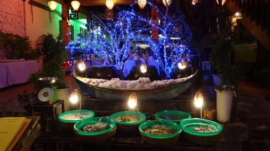 Lebend angeboten, gewogen und im angeschlossenen Restaurant frisch zubereitet