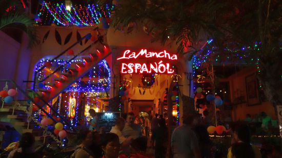 In der Lokalität war jeden Abend Live-Music, Disco, bis weit nach Mitternacht, gleich um die Ecke von unserem Hotel