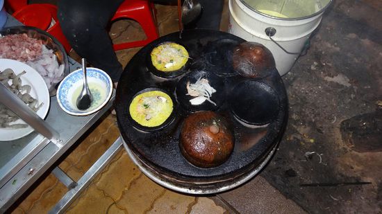 Streetfood - vietnamesiche Pfannküchlein mit Meeresfrüchten und Sprossen.....