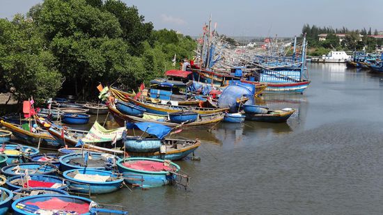 Flussmündung mit vielen Booten