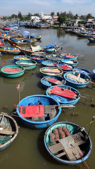 Auch die kleinen runden Korbboote, die die Vietnamesen geschickt zu steuern wissen