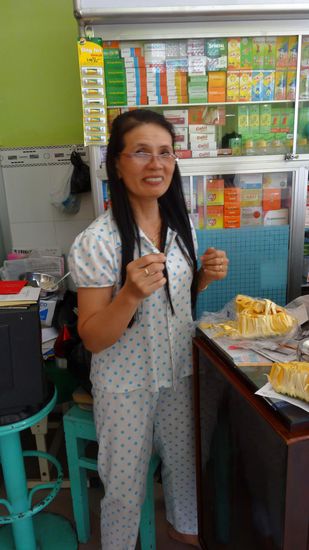 Frau Doktor, zwischen Jackfruit und Injektionsspritze im hier alltägichen Outfit, Schlafanzug geht immer, überall, den ganzen Tag und die ganze Nacht