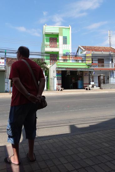 Das grüne Haus ist unser Hotel, im Eingangsbereich die Pharmacy, dann folgt die Abstellfläche für Motorräder u.a.m., danach die Rezeption - vietnamesische Häuser sind zumeist sehr schmal, dafür sehr tief
