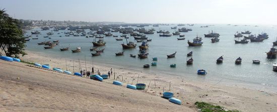 Blick von oben auf die lang gezogene Bucht mit dem Naturhafen von Mui Ne - über allem liegt ein mehr oder weniger starkes "Fischaroma"