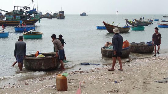 Die Fischer müssen wieder los, die Korbboote vollgepackt mit allem, was nötig ist 