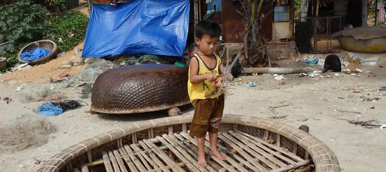 Der Kleine hatte seine Freude mit dem aus einer Plastikflasche gebastelten Windrad