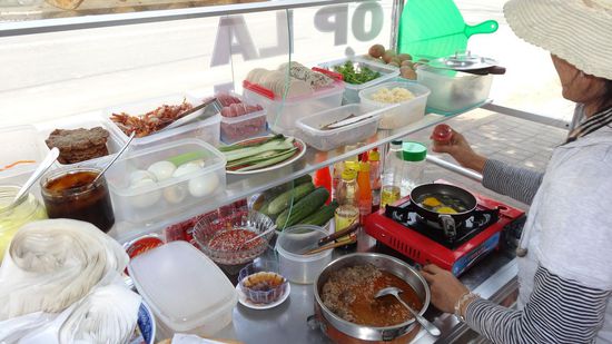 ....Belag ganz nach Wunsch, sogar mit frisch gebratenen Eiern. Die Baguettes schmecken an allen Ständen sehr gut, aber immer verschieden