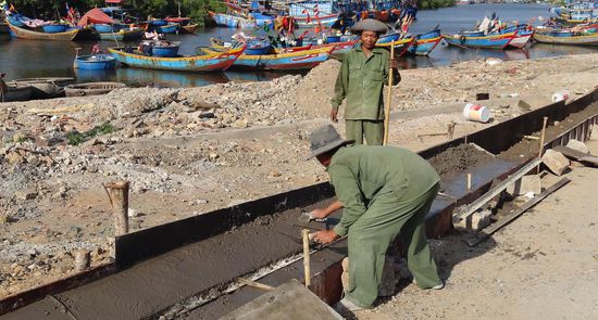 Bordsteine - mit Augenmaß und Handarbeit