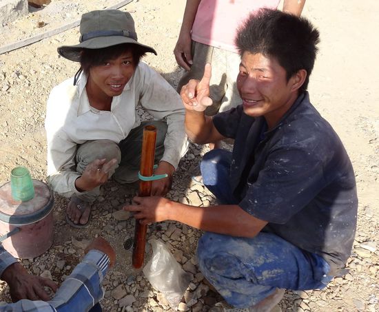 Sie haben sich eine Pfeifenpause verdient - unten am Holzrohr sieht man den kleinen Pfeifenkopf