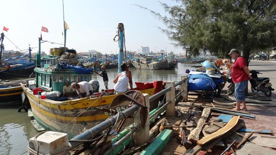 Hier wird gesägt und gehämmert, um das morsche faule Holz auszutauschen