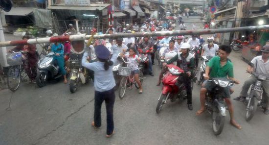 Die Schlangen vor den Übergängen werden immer länger, je näher wir Saigon kommen