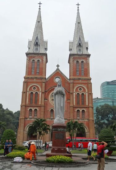 Dieser Platz mit der Kathedrale Notre Dame und....