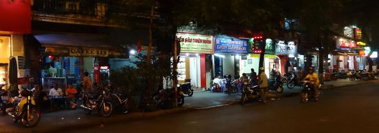 Viele kleine Läden und Restaurants entlangt dieser Straße......