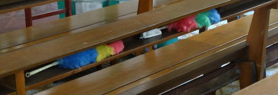 In den Bänken Staubwedel statt Gesangbücher