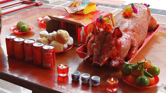 Opfergaben, mal ein Spanferkel......