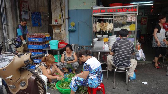 Restaurant, vor der Tür wird Grünzeug geputzt