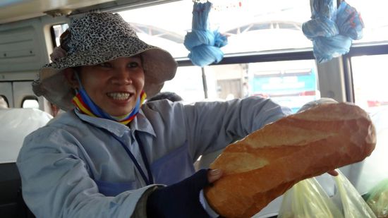 Im Bus werden vor Abfahrt "kleine" Brötchen u.a.m. angeboten