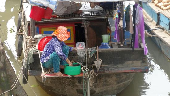 Auf den Booten wird auch gewohnt, hinten ist die Küche