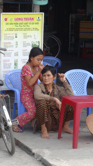 Entweder es wird entlaust oder die grauen Haare entfernt, ich bin noch nicht dahinter gekommen