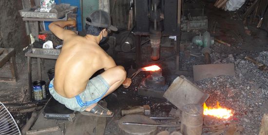 Er wollte auch unbedingt, das wir ihn und seine schweisstreibende Arbeit fotografieren - man hat sogar Stühle hingestellt, aber so lange haben wir es nicht ausgehalten