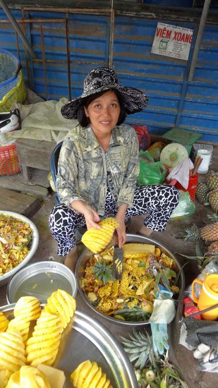 ......wieder über den Markt und uns mit frischer Ananas eingedeckt