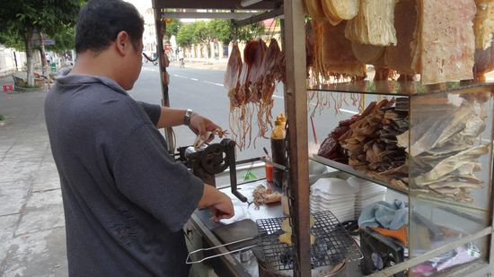 Ein Imbiss, so gar nicht nach unserem Geschmack. Getrocknete Sepia werden durch zwei Walzen mit Noppen hauchdünn durchgedreht, andere Trockenfische werden vorher noch kurz gegrillt........