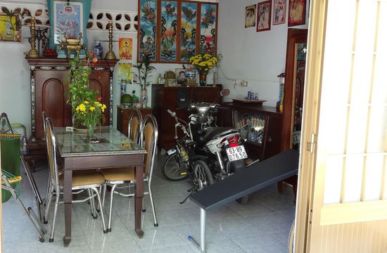 Blick in eine "Wohnung" - Wohnzimmer, Esszimmer, Schlafzimmer, Garage und Fitnessraum - was braucht man mehr?