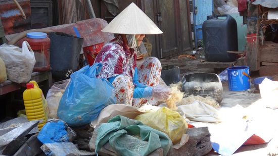 Sie lockert die Holzwolle auf, damit sie später mit Dichtungsmitteln o.ä. vermischt, zum Reparieren verwendet werden kann
