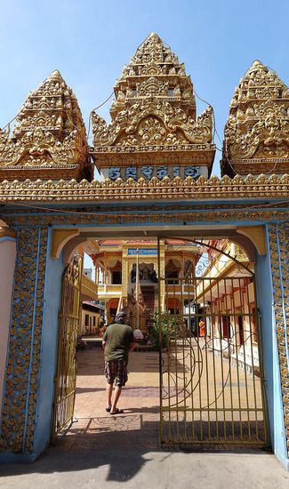 Eingang zum Chua Munirangsayaram - dem religiösen Zentrum der Khmer