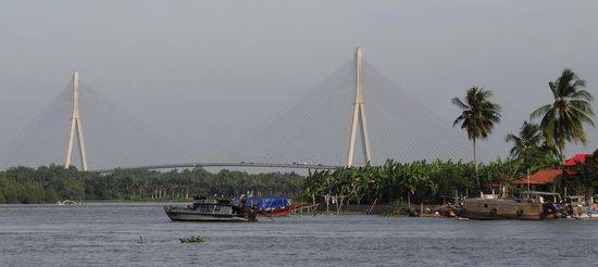 Im Hintergrund die Can-Tho-Brücke 2,65km lang, 26m breit, 39m Höhe über dem Wasser - seit der 2010 eröffneten Schrägseilbrücke entfällt die stundenlage Warterei an der Fähre