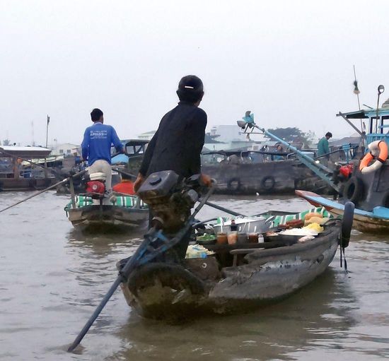 Dazwischen fahren Versorgungsboote mit Essbarem