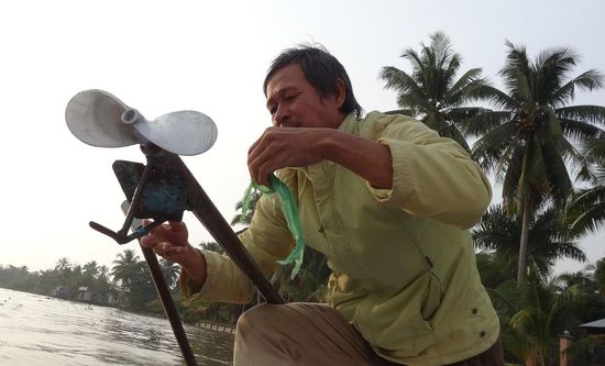 Regelmässig musste die Schraube von Schlingpflanzen oder Plastik befreit werden