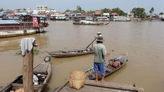Blick auf schwimmende Häuser