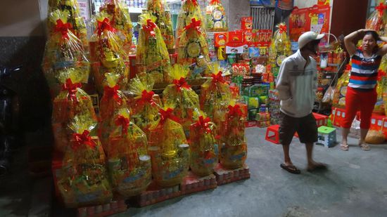 Anlässlich des Ende Januar anstehenden Tet-Festes, dem wichtigsten vietnamesischen Feiertag, werden diese Geschenkpackungen angeboten. Das Tet-Fest unterliegt dem chinesischen Mondkalender und läutet das neue Jahr ein