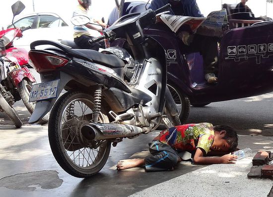 Bürgersteig als Parkplatz für Bikes oder Spielplatz in einer Bettelpause