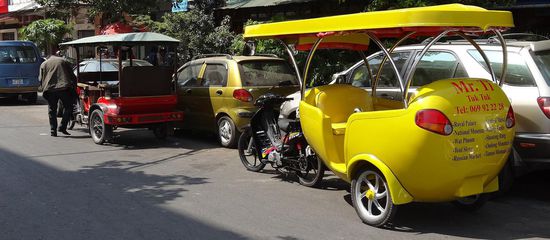 Links ein altes, rechts ein modernes Tuk-Tuk