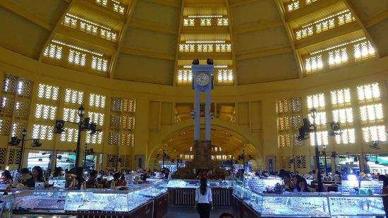 Psar Thmei - Zentralmarkt, Schmuck, Klamotten, Stoffe, Geschenkartikel - außen Fleisch, Obst, Gemüse und Blumen u.a.m.
