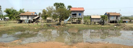 Die hier typischen Stelzenhäuser, oben die Wohnräume, wenn zur Regenzeit alles unter Wasser steht