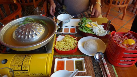 Tisch-BBQ, das Grillgut kann man sich aussuchen - wir hatten Beef, Chicken, Squid, Strauß und Schlange (ein Versuch, braucht man aber nicht noch einmal, eine recht zähe Angelegenheit