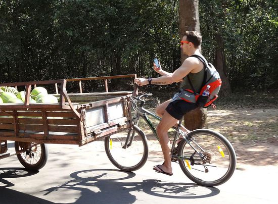 Wenn man sich anhängt, gehts auch mit dem Fahrrad leicht zum Tempelgelände