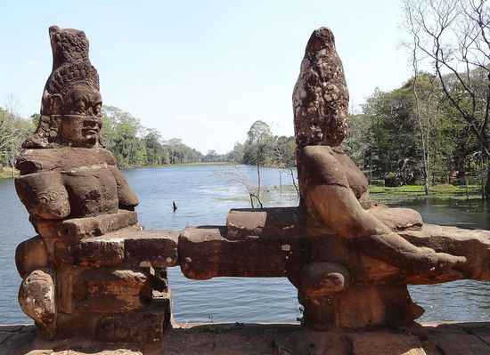 Brückengeländer auf dem Weg zur Stadt Angkor Thom