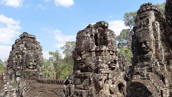 Bayon, der Zentraltempel - berühmt für die insgesamt 37 Türme mit je 4 Gesichtern, die in alle Himmelsrichtungen blicken