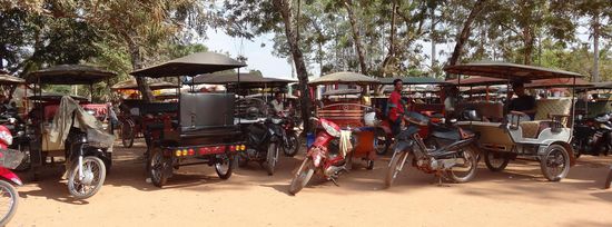 Am Osteingang des Tempels warten die Tuk-Tuk Fahrer auf ihre Fahrgäste