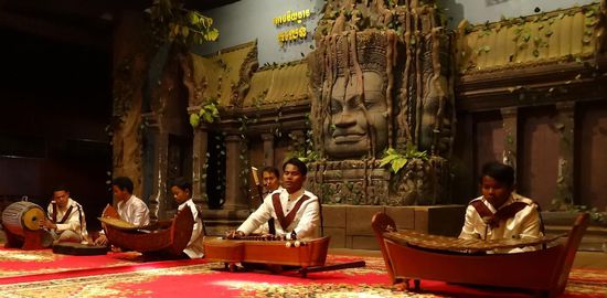 Einleitung der Khmer-Dancing-Performances durch Musik