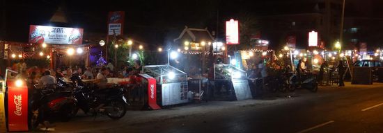 Allabendlich werden die BBQ's an der Straße aufgebaut