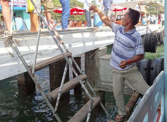 Einstieg ins Boot, am morgen fast keine Wellen